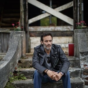 Exclusif - Anthony Delon prend la pose avec un de ses modèles de cuir - Cérémonie de remise de prix du "Land Rover Born Awards" à Alesund en Norvège, le 27 juillet 2017.