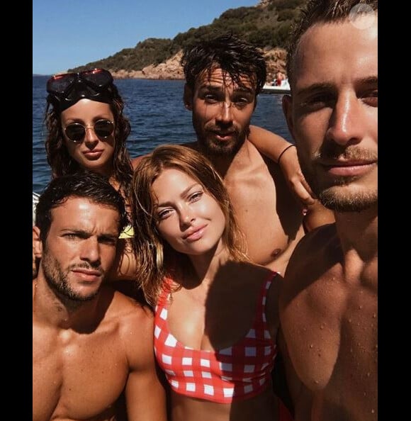 Caroline Receveur en vacances en Corse avec son compagnon Hugo Philip et des amis. Instagram, août 2017.
