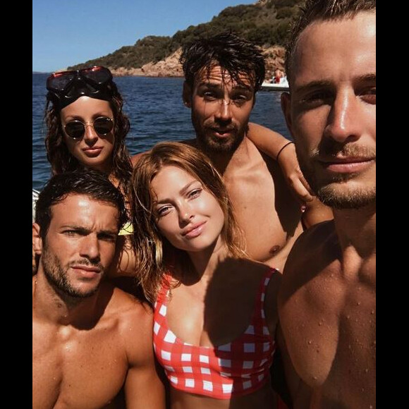 Caroline Receveur en vacances en Corse avec son compagnon Hugo Philip et des amis. Instagram, août 2017.