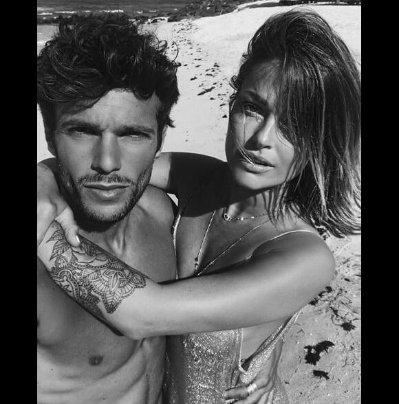 Caroline Receveur et son compagnon Hugo Philip lors de leurs vacances en Corse. Instagram, août 2017.