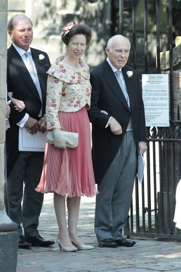 La princesse Anne et, derrière elle, son ex-mari Mark Phillips lors du mariage de leur fille Zara Phillips et de Mike Tindall le 30 juillet 2011 à Edimbourg en Ecosse.
