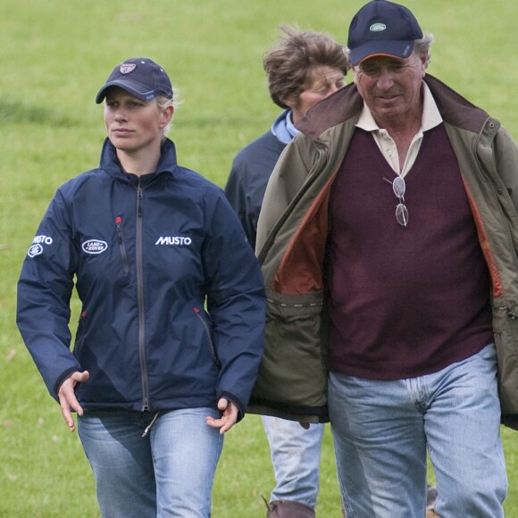 Zara Phillips avec son père Mark au concours hippique de Badminton en avril 2010.