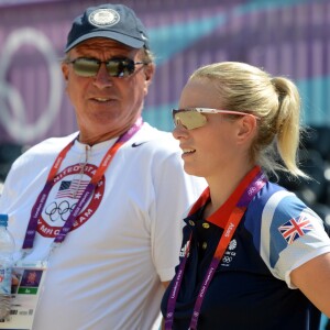 Zara Phillips et son père Mark Phillips le 25 juillet 2012 lors des JO de Londres.