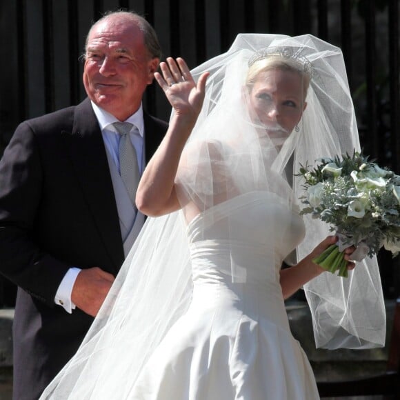 Zara Phillips conduite à l'autel par son père Mark Phillips lors de son mariage avec Mike Tindall le 30 juillet 2011 à Edimbourg en Ecosse.