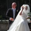 Zara Phillips conduite à l'autel par son père Mark Phillips lors de son mariage avec Mike Tindall le 30 juillet 2011 à Edimbourg en Ecosse.