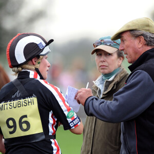 Zara Phillips avec ses parents Mark Phillips et la princesse Anne lors du concours complet de Badminton en mai 2008.