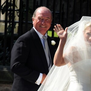 Zara Phillips conduite à l'autel par son père Mark Phillips lors de son mariage avec Mike Tindall le 30 juillet 2011 à Edimbourg en Ecosse.