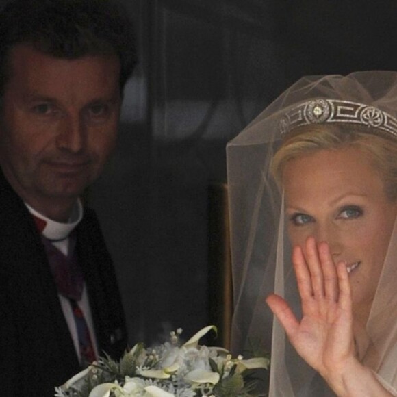 Zara Phillips conduite à l'autel par son père Mark Phillips lors de son mariage avec Mike Tindall le 30 juillet 2011 à Edimbourg en Ecosse.