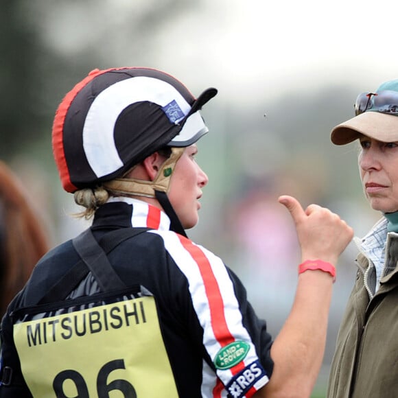 Zara Phillips avec ses parents Mark Phillips et la princesse Anne lors du concours complet de Badminton en mai 2008.