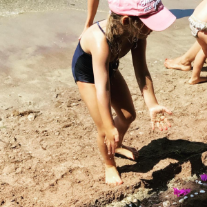 La petite Giulia Sarkozy sur une plage du Cap Nègre, août 2017.