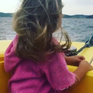 Giulia Sarkozy filmée par sa maman Carla Bruni-Sarkozy lors de leurs vacances en Corse, août 2017.