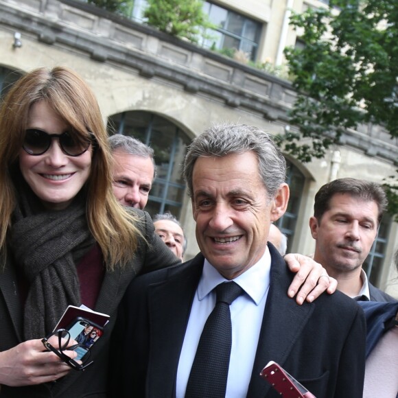 Nicolas Sarkozy et sa femme Carla Bruni-Sarkozy votent pour le second tour des élections présidentielles au lycée La Fontaine à Paris le 7 mai 2017.