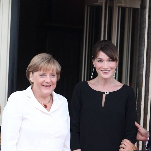 Nicolas Sarkozy et sa femme Carla Bruni-Sarkozy (enceinte) avec Angela Merkel à Deauville, le 26 mai 2011.  