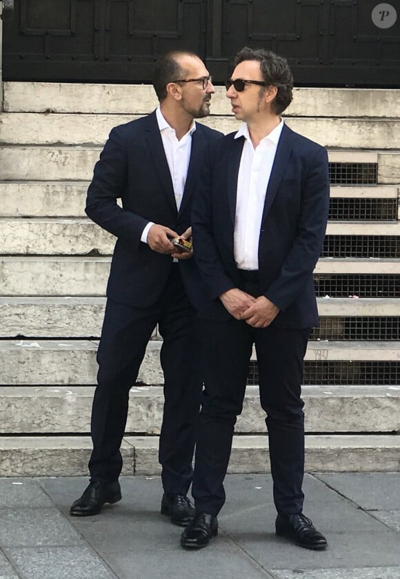 Stéphane Bern et Lionel - Bruno Julliard (premier adjoint à la Maire de Paris chargé de la Culture, du patrimoine, des métiers d'art, des relations avec les arrondissements et de la nuit) s'est marié avec Paul Le Goff à la mairie du 10e arrondissement de Paris, le 8 juillet 2017.
