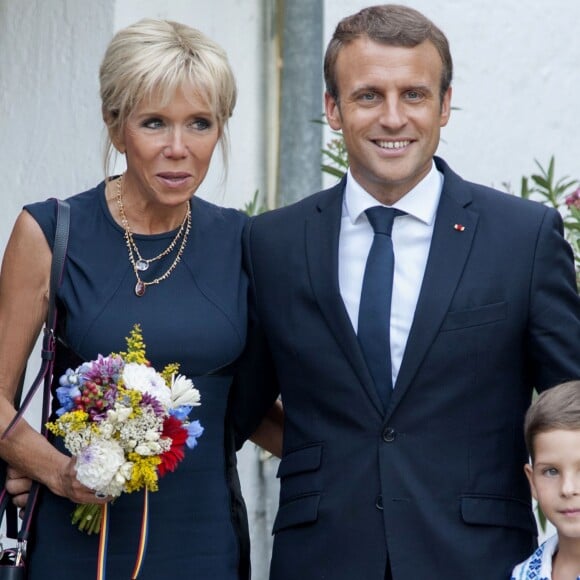 Le président de la République française Emmanuel Macron et sa femme la Première dame Brigitte Macron (Trogneux) visitent le musée du village roumain "Dimitrie Gusti", en compagnie du président de Roumanie Klaus Iohannis et sa femme la Première dame Carmen Iohannis à Bucarest, Roumanie, le 24 août 2017. © Pierre Perusseau/Bestimage