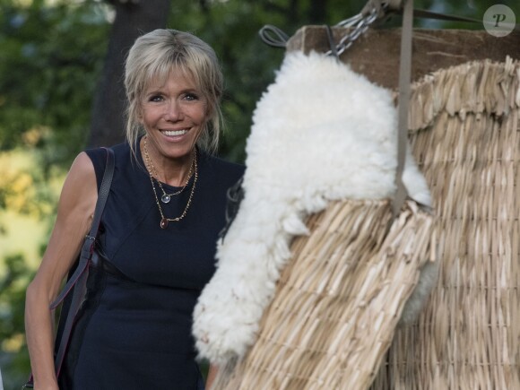 Le président de la République française Emmanuel Macron et sa femme la Première dame Brigitte Macron (Trogneux) visitent le musée du village roumain "Dimitrie Gusti", en compagnie du président de Roumanie Klaus Iohannis et sa femme la Première dame Carmen Iohannis à Bucarest, Roumanie, le 24 août 2017. © Pierre Perusseau/Bestimage