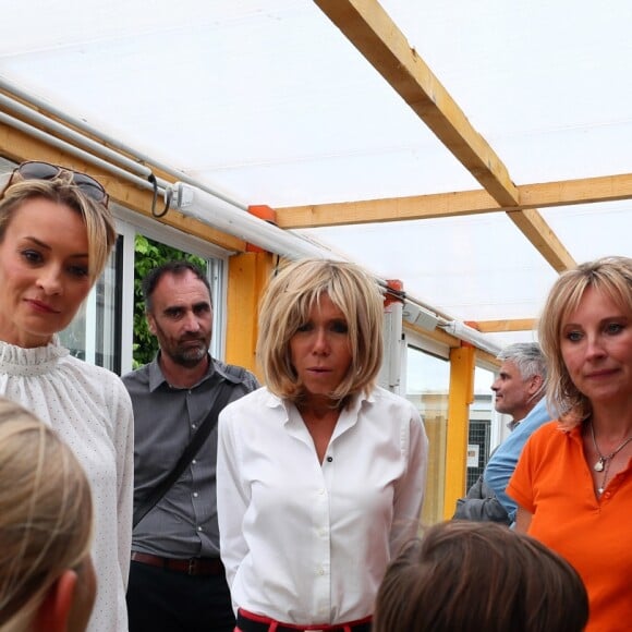 Brigitte Macron (Trogneux) se rend au refuge SPA d'Hermeray (78) accompagnée par ses deux petits-enfants Thomas et Emma (enfants de sa fille aînée L. Auzière Jourdan) et de la journaliste vétérinaire et présidente de la SPA Natacha Harry le 3 août 2017. © Sébastien Valiela / Bestimage