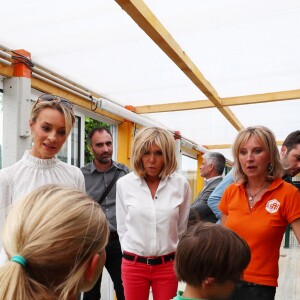 Brigitte Macron (Trogneux) se rend au refuge SPA d'Hermeray (78) accompagnée par ses deux petits-enfants Thomas et Emma (enfants de sa fille aînée L. Auzière Jourdan) et de la journaliste vétérinaire et présidente de la SPA Natacha Harry le 3 août 2017. © Sébastien Valiela / Bestimage