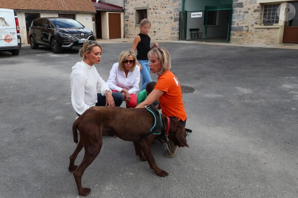 Brigitte Macron (Trogneux) se rend au refuge SPA d'Hermeray (78) accompagnée par ses deux petits-enfants Thomas et Emma (enfants de sa fille aînée L. Auzière Jourdan) et de la journaliste vétérinaire et présidente de la SPA Natacha Harry le 3 août 2017. © Sébastien Valiela / Bestimage