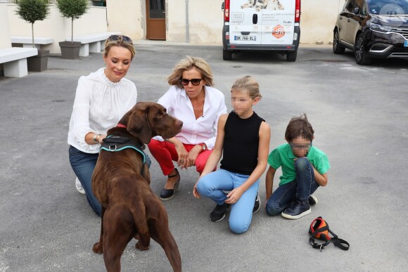 Brigitte Macron (Trogneux) se rend au refuge SPA d'Hermeray (78) accompagnée par ses deux petits-enfants Thomas et Emma (enfants de sa fille aînée L. Auzière Jourdan) et de la journaliste vétérinaire et présidente de la SPA Natacha Harry le 3 août 2017. © Sébastien Valiela / Bestimage