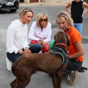 Brigitte Macron (Trogneux) se rend au refuge SPA d'Hermeray (78) accompagnée par ses deux petits-enfants Thomas et Emma (enfants de sa fille aînée L. Auzière Jourdan) et de la journaliste vétérinaire et présidente de la SPA Natacha Harry le 3 août 2017. © Sébastien Valiela / Bestimage