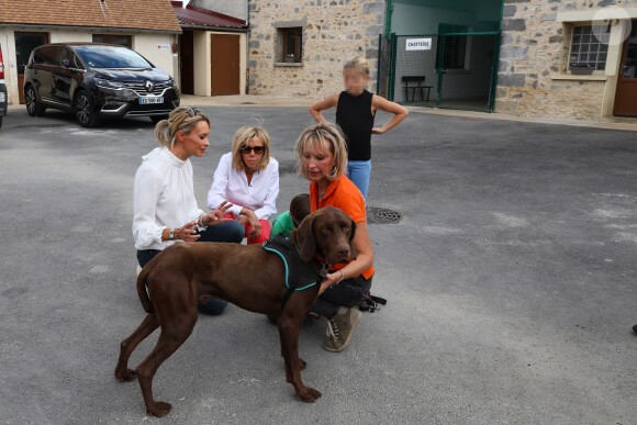 Brigitte Macron (Trogneux) se rend au refuge SPA d'Hermeray (78) accompagnée par ses deux petits-enfants Thomas et Emma (enfants de sa fille aînée L. Auzière Jourdan) et de la journaliste vétérinaire et présidente de la SPA Natacha Harry le 3 août 2017. © Sébastien Valiela / Bestimage