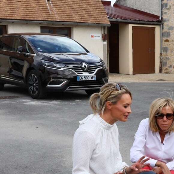 Brigitte Macron (Trogneux) se rend au refuge SPA d'Hermeray (78) accompagnée par ses deux petits-enfants Thomas et Emma (enfants de sa fille aînée L. Auzière Jourdan) et de la journaliste vétérinaire et présidente de la SPA Natacha Harry le 3 août 2017. © Sébastien Valiela / Bestimage