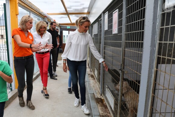 Brigitte Macron (Trogneux) se rend au refuge SPA d'Hermeray (78) accompagnée par ses deux petits-enfants Thomas et Emma (enfants de sa fille aînée L. Auzière Jourdan) et de la journaliste vétérinaire et présidente de la SPA Natacha Harry le 3 août 2017. © Sébastien Valiela / Bestimage