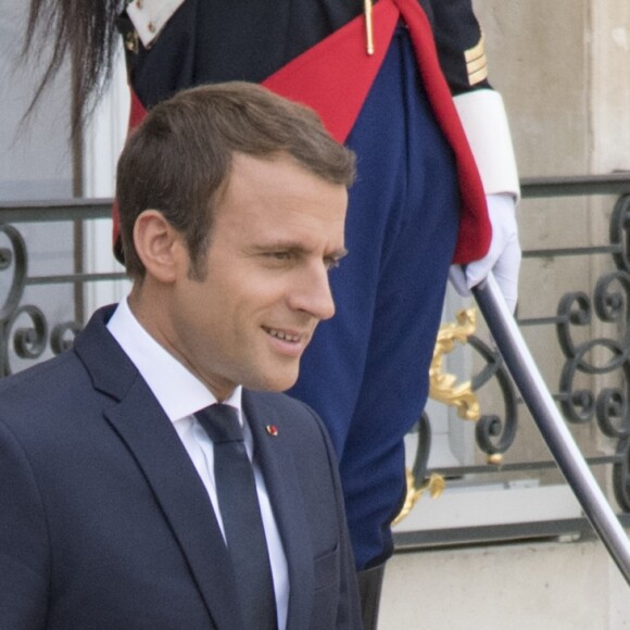 Le président Emmanuel Macron et son chien Nemo sur le perron du palais de l'Elysée à Paris le 28 août 2017 © Pierre Perusseau / Bestimage