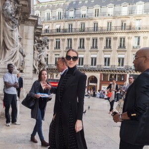 Semi Exclusif - Céline Dion et son styliste Law Roach quittent l'hôtel Royal Monceau pour se rendre à l'Opéra Garnier à Paris le 13 juin 2017.