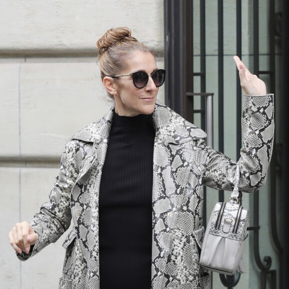 Céline Dion quitte son hôtel, le "Royal Monceau", à Paris, pour se rendre à son concert à Birmingham. Le 27 juillet 2017.
