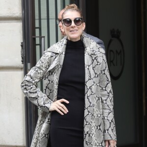 Céline Dion quitte son hôtel, le "Royal Monceau", à Paris, pour se rendre à son concert à Birmingham. Le 27 juillet 2017.