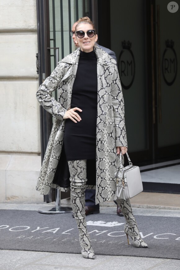 Céline Dion quitte son hôtel, le "Royal Monceau", à Paris, pour se rendre à son concert à Birmingham. Le 27 juillet 2017.