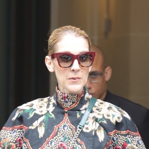 Céline Dion quitte son hôtel le Royal Monceau à Paris pour se rendre à Berlin et donner un concert au Mercedes-Benz Arena le 23 juillet 2017.