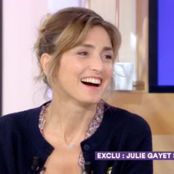 Inivitée dans "C à Vous", le 28 août 2017, Julie Gayet revoit son apparition dans "Premiers Baisers" en 1991.