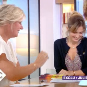 Anne-Elisabeth Lemoine et Julie Gayet - Inivitée dans "C à Vous", le 28 août 2017, Julie Gayet revoit son apparition dans "Premiers Baisers" en 1991.