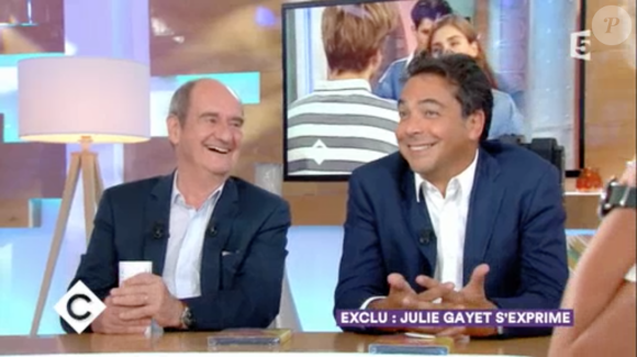 Pierre Lescure et Patrick Cohen - Inivitée dans "C à Vous", le 28 août 2017, Julie Gayet revoit son apparition dans "Premiers Baisers" en 1991.