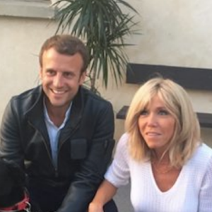 Brigitte et Emmanuel Macron adoptent le petit Nemo à la SPA d'Hermeray, dans les Yvelines, dimanche 27 août 2017.