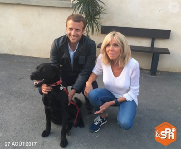 Brigitte et Emmanuel Macron adoptent le petit Nemo à la SPA d'Hermeray, dans les Yvelines, dimanche 27 août 2017.