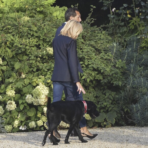 Exclusif - Brigitte Macron (Trogneux) et son directeur de cabinet Pierre-Olivier Costa se promènent dans les jardins du palais de l'Elysée avec Nemo lors de la conférence de presse "Europe - Rencontre des dirigeants africains" à l'Elysée à Paris, en France, le 28 août 2017. Pierre Perusseau/bestimage