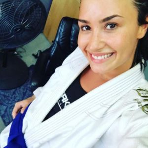 Demi Lovato fête sa ceinture bleue de Jiu Jitsu brésilien. Instagram, août 2017