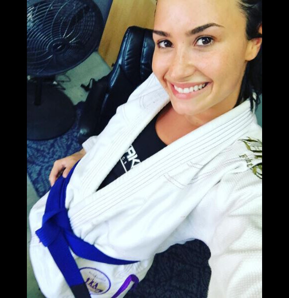Demi Lovato fête sa ceinture bleue de Jiu Jitsu brésilien. Instagram, août 2017