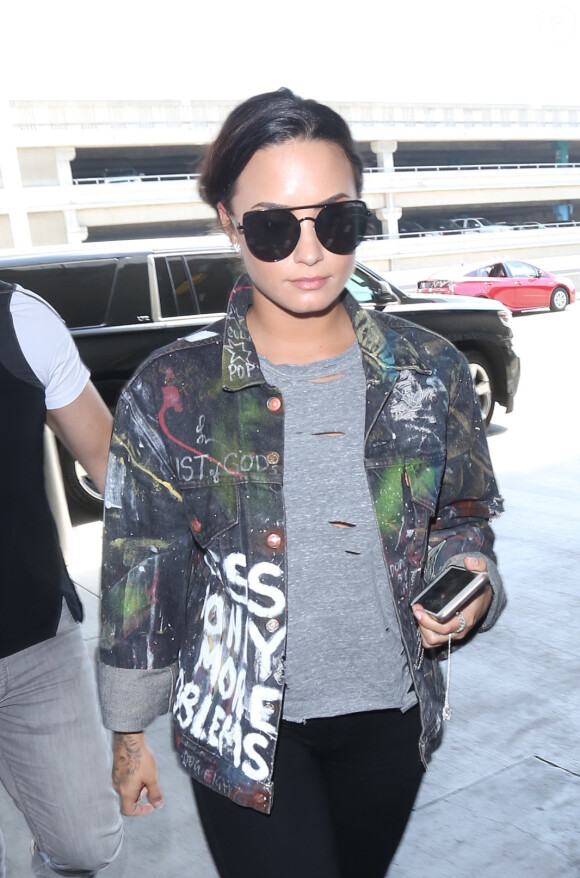 Demi Lovato arrive à l'aéroport LAX de Los Angeles, le 14 août 2017.