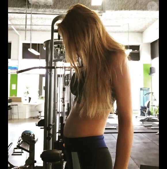 Ariane Brodier dévoile son baby bump sur Instagram. Août 2017.