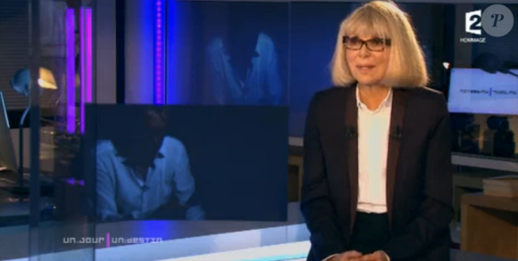 Mireille Darc très émue dans l'émission Un jour, Un destin, qui avait diffusé la première fois en janvier 2015.