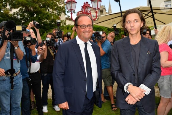 François Hollande et le chanteur Raphaël (jury) - 10ème festival du Film Francophone d'Angoulême à Angoulême, France, le 22 août 2017. © Coadic Guirec/Bestimage