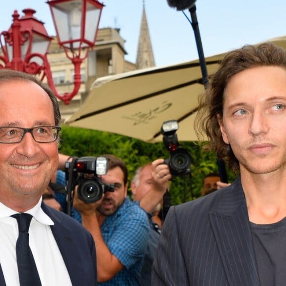 François Hollande et le chanteur Raphaël (jury) - 10ème festival du Film Francophone d'Angoulême à Angoulême, France, le 22 août 2017. © Coadic Guirec/Bestimage