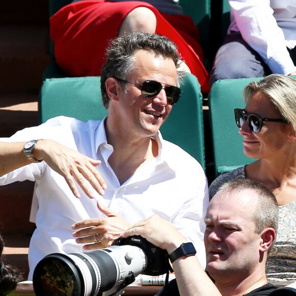 Anne-Sophie Lapix et son mari Arthur Sadoun - Personnalités dans les tribunes lors des internationaux de France de Roland Garros à Paris. Le 10 juin 2017. © Jacovides - Moreau / Bestimage