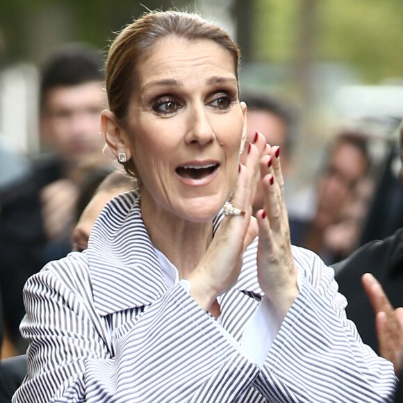 Celine Dion quitte l'hôtel Royal Monceau avec ses enfants et prend un jet privé au Bourget le 10 août 2017.