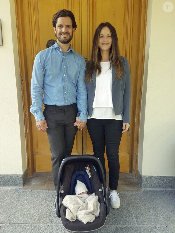 Le prince Carl Philip et la princesse Sofia de Suède quittant le 1er septembre 2017 la maternité de l'hôpital de Danderyd avec leur fils le prince Gabriel, né la veille. © Cour royale de Suède
